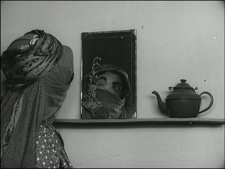 Кадр из фильма «Дом – черный» (Khaneh siah ast, 1963, реж. Форуг Фаррохзад)