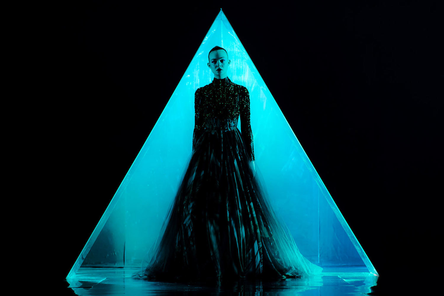 Кадр из фильма «Неоновый демон» (The Neon Demon, 2016, реж. Николас Виндинг Рефн)
