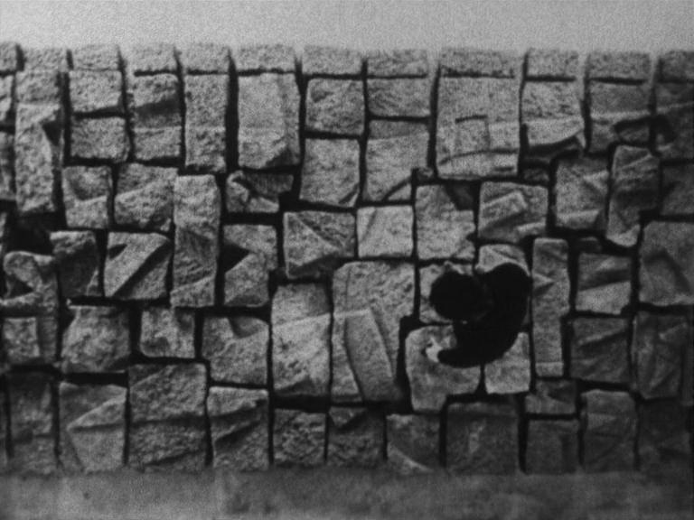 Кадр из фильма «Песнь камня» (Ishi no uta, 1963, реж. Тосио Мацумото)